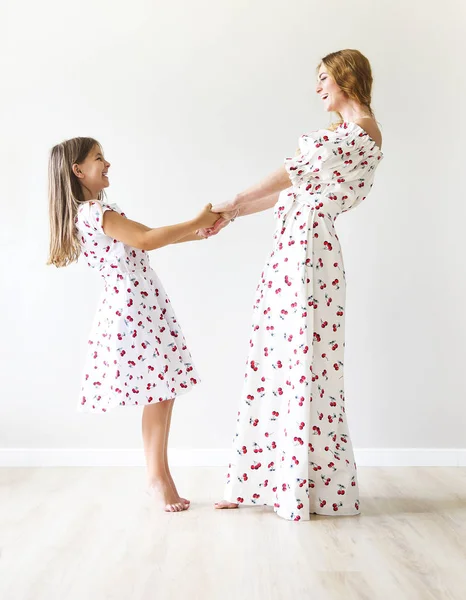 Glückliche Mutter und Tochter tanzen zusammen — Stockfoto