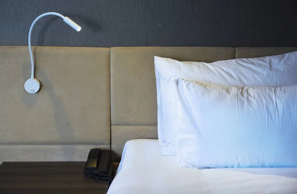 Scena nocy w pokoju hotelowym, stolik nocny z lampką. Z bliska — Zdjęcie stockowe