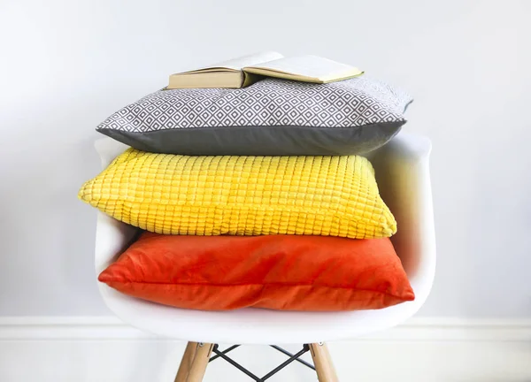 Zbliżenie na krzesło w wnętrze z poduszkami w modnych colo — Zdjęcie stockowe