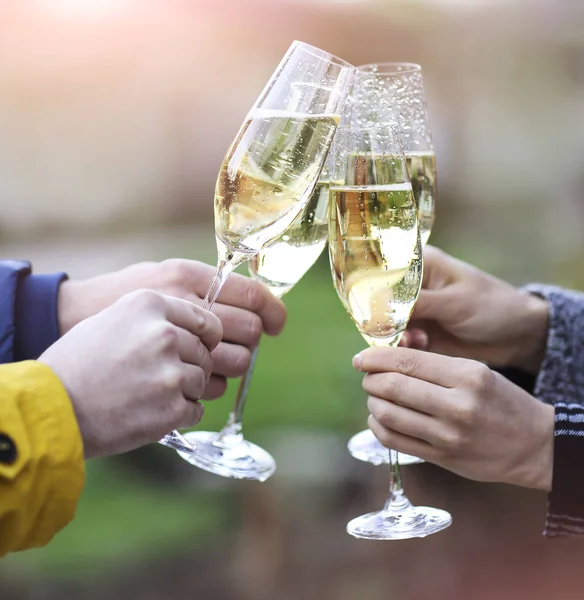 Вечірка з ігристими келихами шампанського на відкритому повітрі — стокове фото