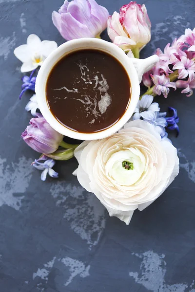 Cartão de convite festivo com belas flores e xícara de café — Fotografia de Stock