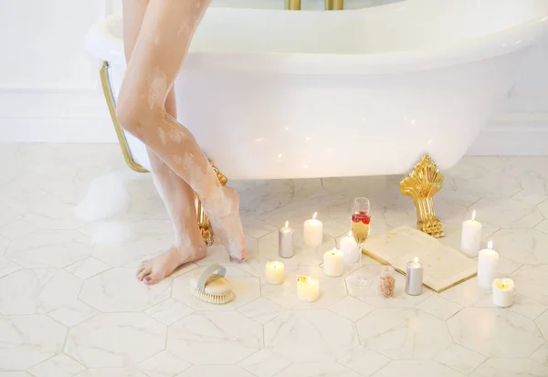 Привлекательная девушка расслабляется после ванны на светлом фоне — стоковое фото