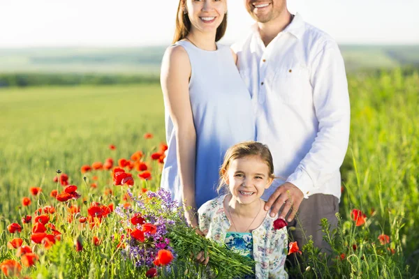 Ritratto di una giovane grande famiglia incinta nel campo del papavero — Foto Stock