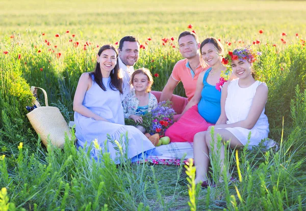 Portrait d'une jeune grande famille enceinte dans un champ de pavot — Photo