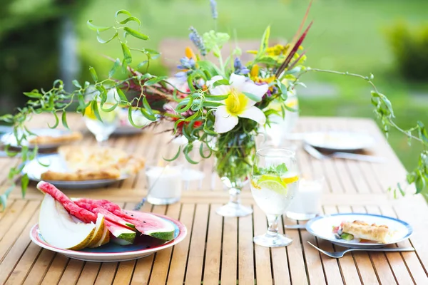 Letní venkovní party s watermellon a limonády — Stock fotografie