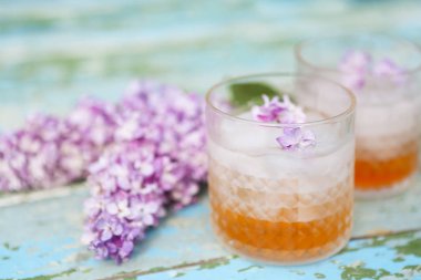 Çiçekli leylak limonata suyu