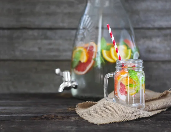 Glas naturliga hemmagjord lemonad av burken — Stockfoto