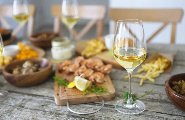 Cena in famiglia con vino bianco — Foto Stock
