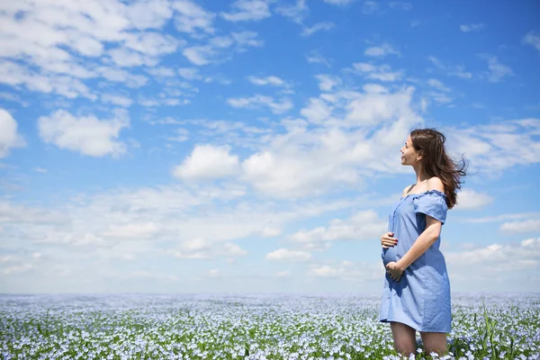 Ung vacker gravid kvinna linne fältet — Stockfoto