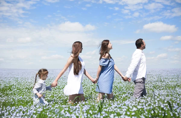 Porträtt av en ung gravid familj i linnefältet — Stockfoto