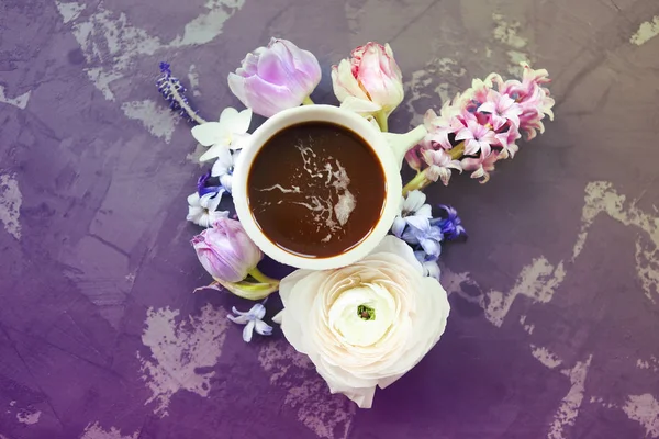 Carte d'invitation festive avec de belles fleurs et une tasse de café — Photo