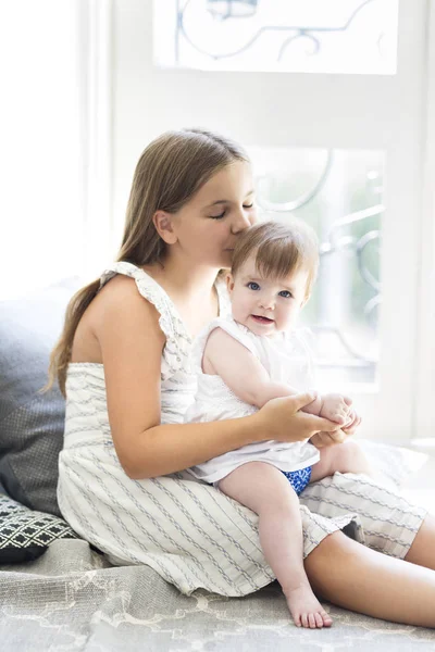 Twee zusjes samen binnenshuis — Stockfoto