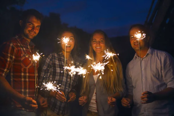 Mladí happpy lidí s prskavky baví — Stock fotografie