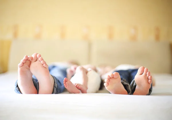 Three sisters, close up on feet. Holiday and happiness concept — Stock Photo, Image