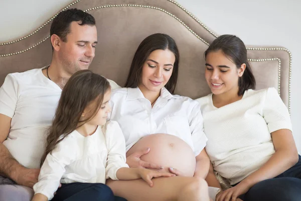 Kocası ve çocukları ile mutlu hamile kadın — Stok fotoğraf