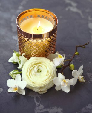 Güzel çiçekli şenlik davetiyesi. 