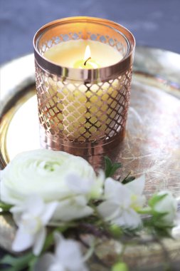 Festival davetiyeli güzel çiçekler ve tepsisiyle bur