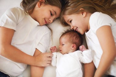 Sweet aile yatakta. Üç küçük kız portresi kapatın