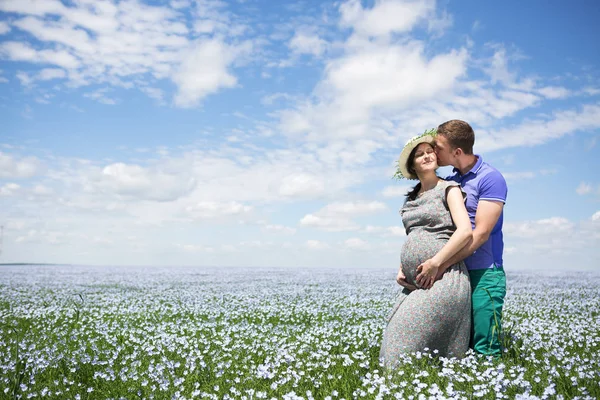 Jong gelukkig mooi zwanger paar in linnen veld — Stockfoto