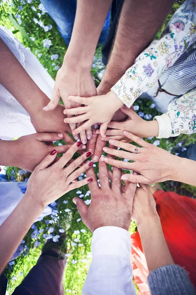 Grupo de amigos com as mãos em um círculo completo — Fotografia de Stock