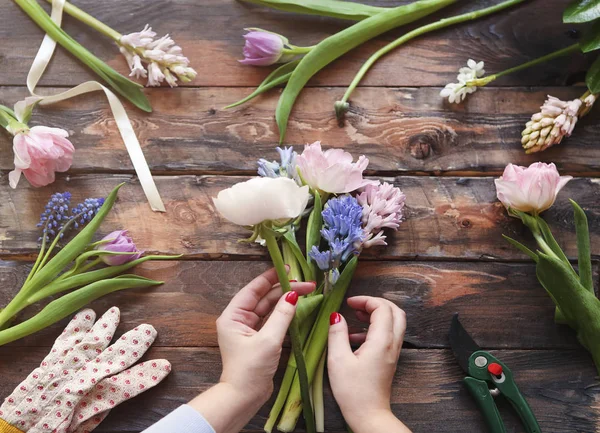 Florist på jobbet. Kvinna att göra bukett av Vårens blommor — Stockfoto