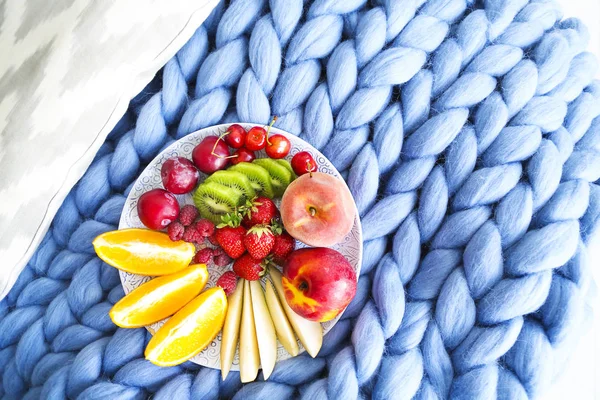 Ensalada de frutas frescas sobre una manta a cuadros azul con lugar para texto —  Fotos de Stock