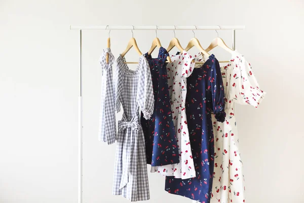 Doek Hangers met jurken. Vrouwen kleding. — Stockfoto