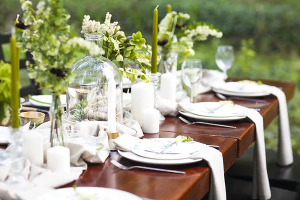 Decoração de mesa de casamento com vasos de cristal, flores e farelo de cereais — Fotografia de Stock