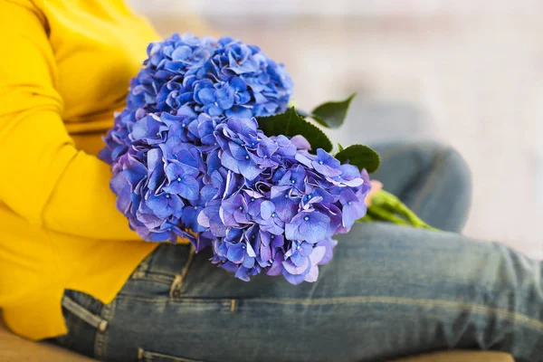 Pretty pregnant woman with indoors hydrangea — Stock Photo, Image