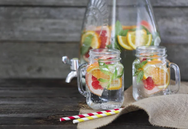 Två glas naturliga hemmagjord lemonad på bordet i sommar — Stockfoto