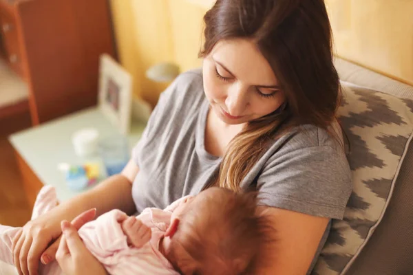 Ung mamma håller sitt nyfödda barn. Mamma ammande barn. Familj — Stockfoto