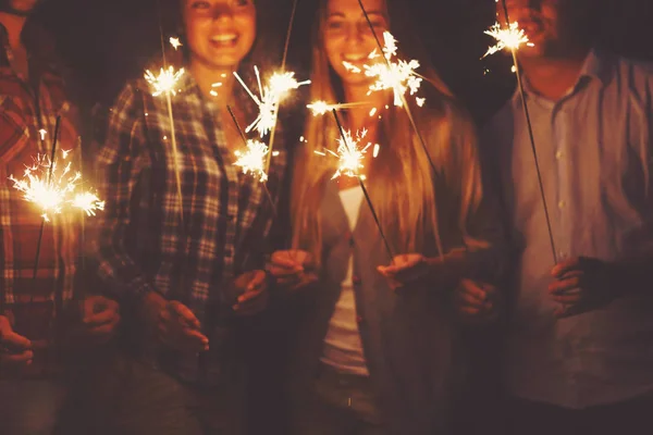 Les jeunes avec des étincelles s'amusent sur la fête en plein air — Photo