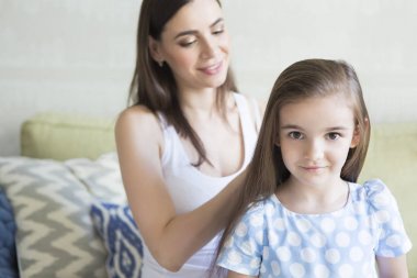 Sevimli genç aile oturma odasında. Annesi onun daughte penye