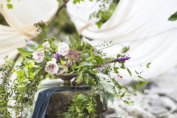 Blumenschmuck mit Lavendel und Rosen. Hochzeitsdekoration — Stockfoto