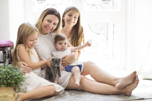 Junge hübsche Frau und Töchter spielen mit Kätzchen — Stockfoto