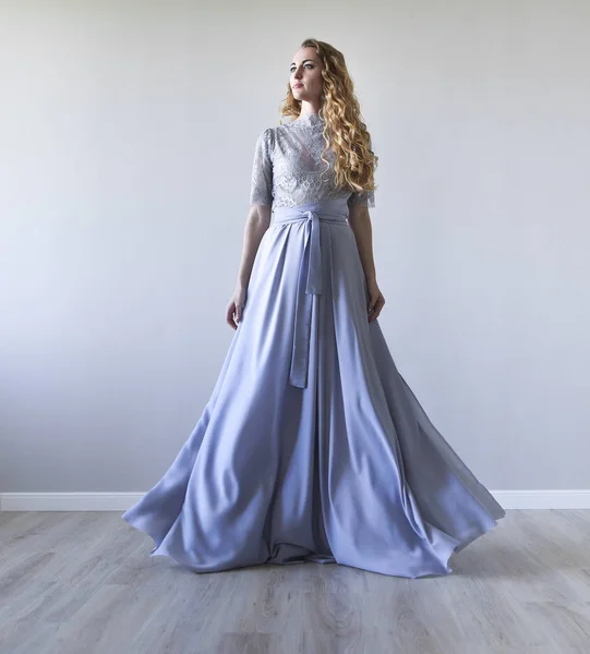 Wanita muda berambut pirang mengenakan gaun pengantin — Stok Foto