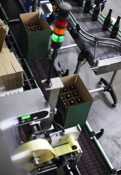Produzione industriale ripresa con bottiglie di champagne sul nastro trasportatore — Foto Stock