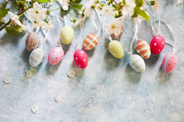 Sfondo pasquale con uova di Pasqua e fiori primaverili — Foto Stock