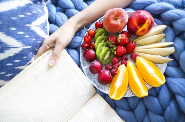 本とブルーの格子縞の新鮮なフルーツ サラダ プレート — ストック写真