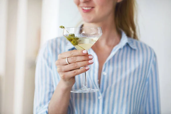 Vaso con martini y aceitunas verdes — Foto de Stock