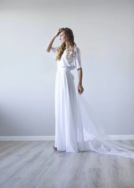 Jovem mulher loira bonita usando vestido de noiva — Fotografia de Stock