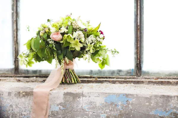 Bouquet de mariage de roses roses et blanches — Photo