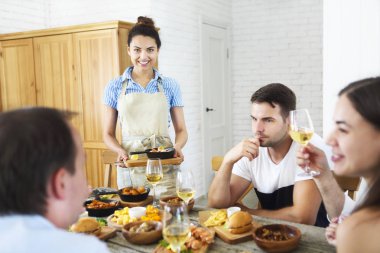 Beyaz şarap gıda ile sunulan tablo üzerinde toasting ile arkadaş