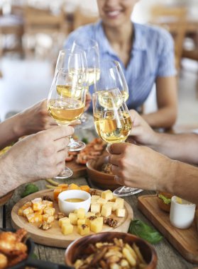 Beyaz şarap gıda ile sunulan tablo üzerinde toasting ile arkadaş