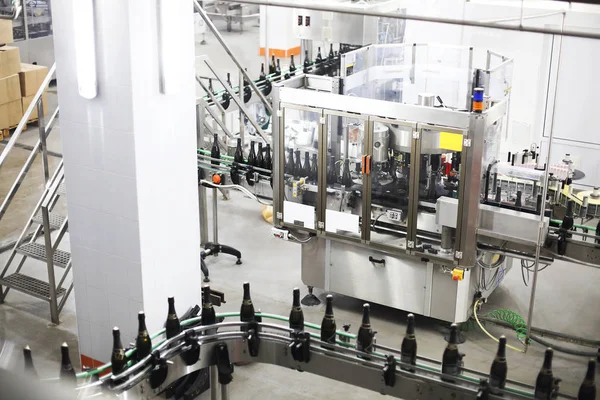 Produzione industriale ripresa con bottiglie di champagne — Foto Stock