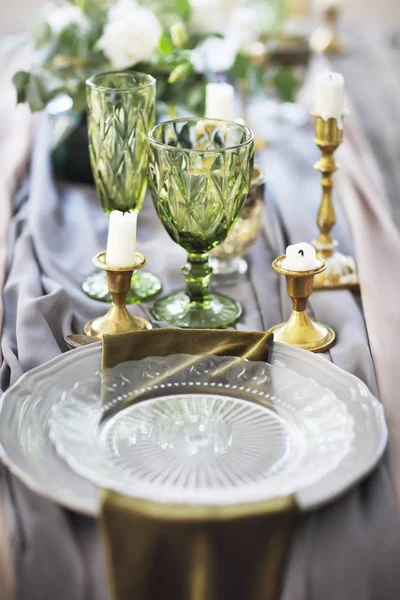 Mesa festiva decorada com velas e coberta com uma toalha de mesa — Fotografia de Stock