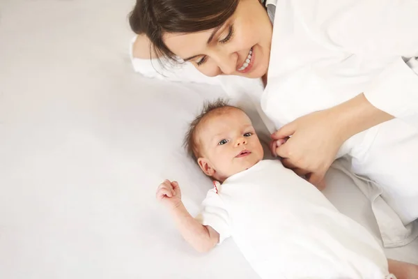 Ung mamma håller sitt nyfödda barn. Mamma ammande barn. Familj — Stockfoto