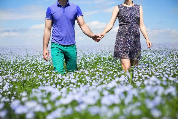 Jovem feliz belo casal grávida no campo de linho — Fotografia de Stock