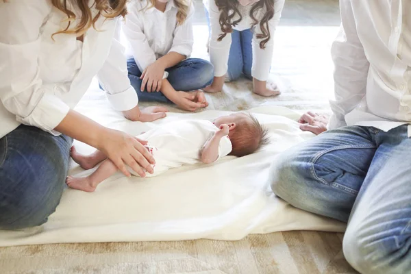 Big family with three kids in white living room — Stock Photo, Image