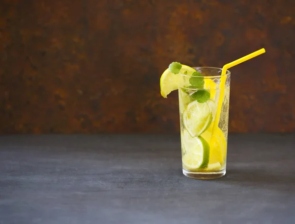 Lähikuva mojito cocktail lasi tummalla pohjalla — kuvapankkivalokuva